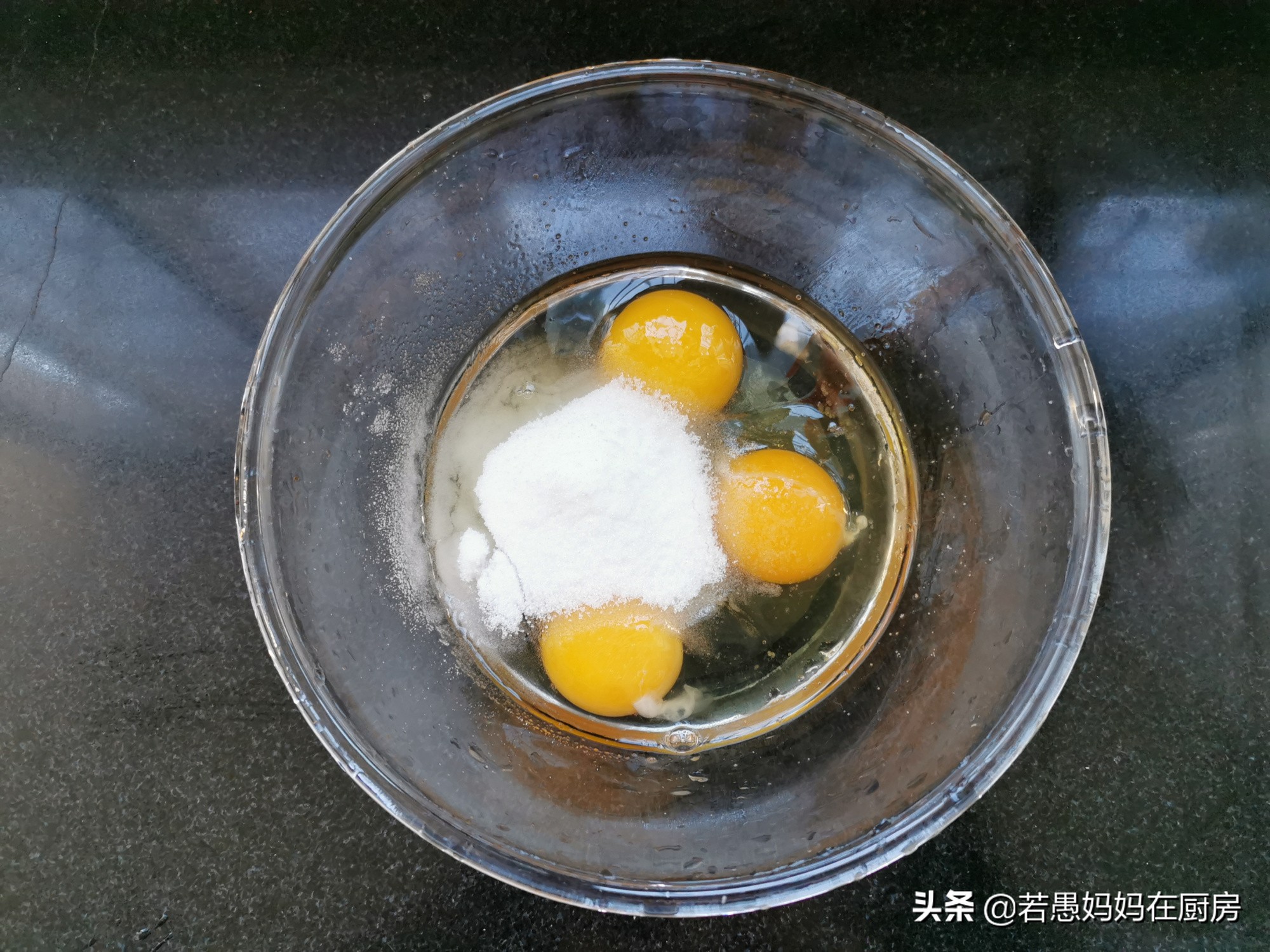 3个鸡蛋，1碗面粉，教你做香酥蛋卷，咬一口直掉渣，平底锅就能做