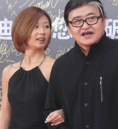 他和妻子1988年相识,两人认识9天以后,刘欢就跟妻子求婚.