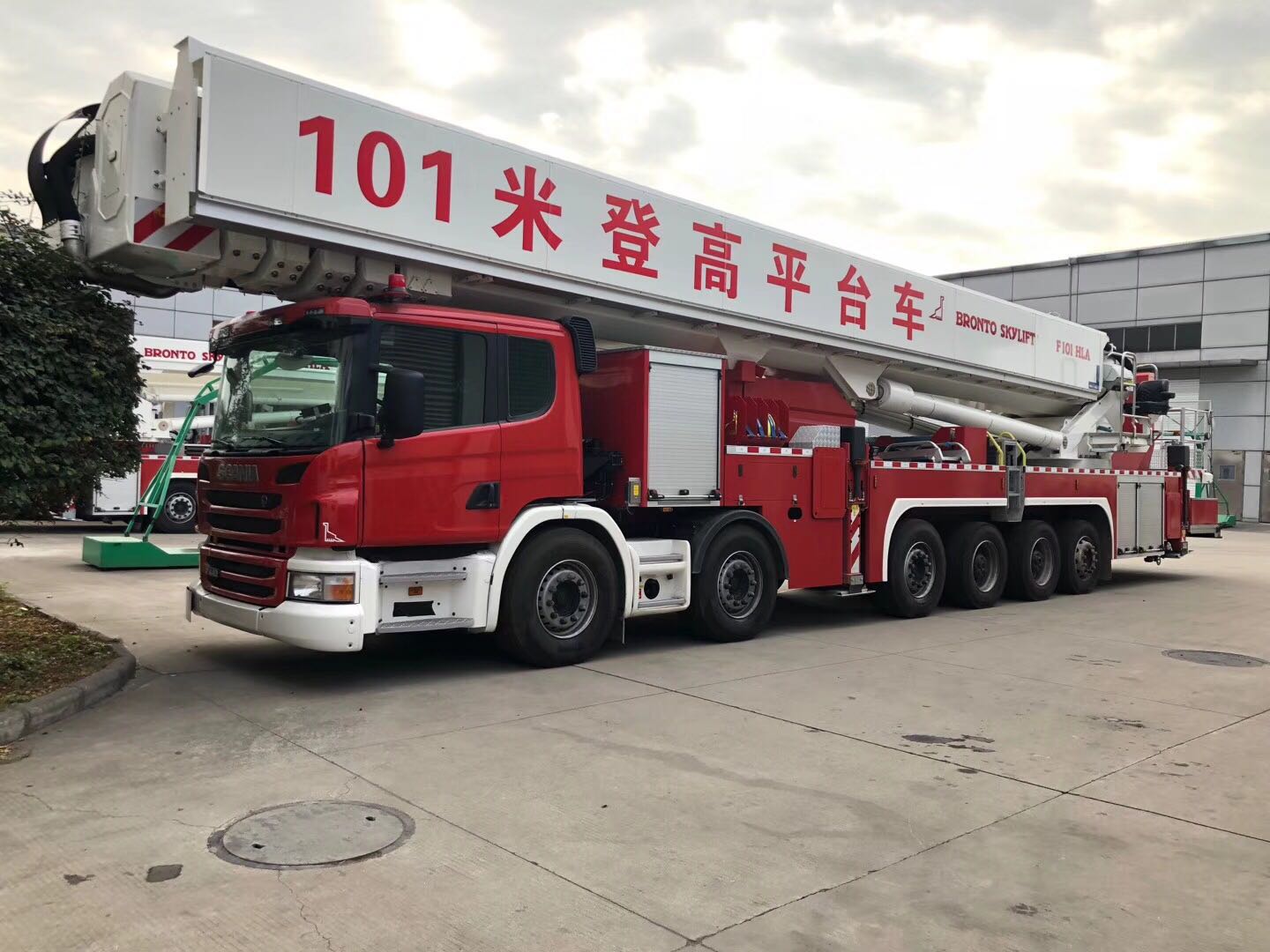 价值3000w的scania"擎天"101m云梯消防车