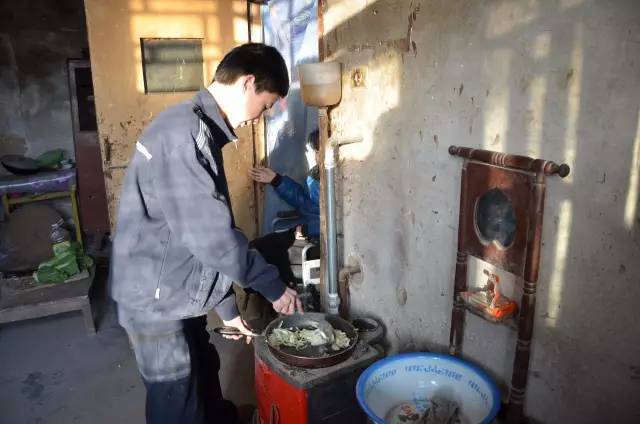 寒门仍出贵子：状元庞众望捡垃圾，照顾瘫痪母亲，一路奋斗进清华