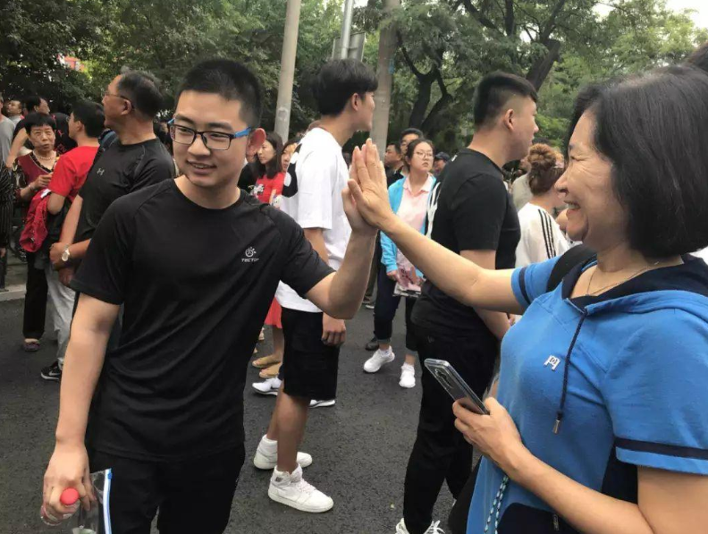 高考首日家长穿衣经验，旗袍寓意旗开得胜，被称为最硬核应援