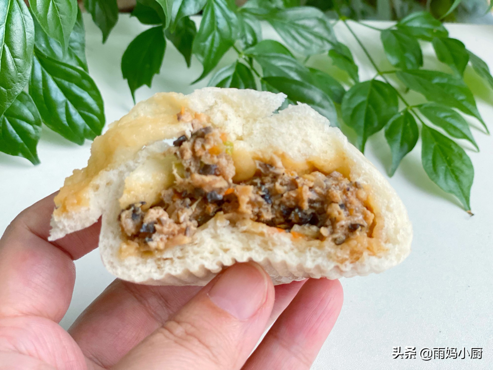 香菇木耳猪肉包子的家常做法，1次发酵真省事，外皮暄软馅料多汁