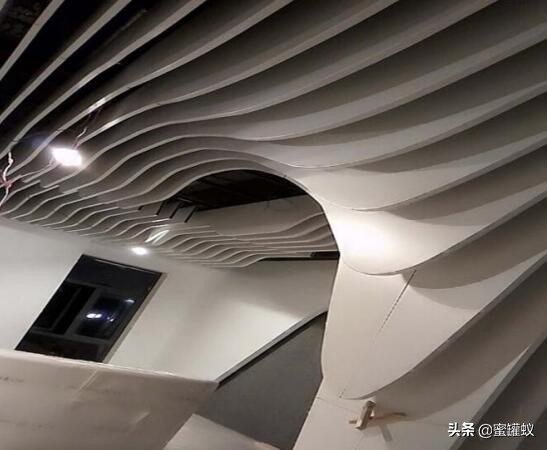 铝方通吊顶效果图 大型商业场所吊顶绝对的不二之选