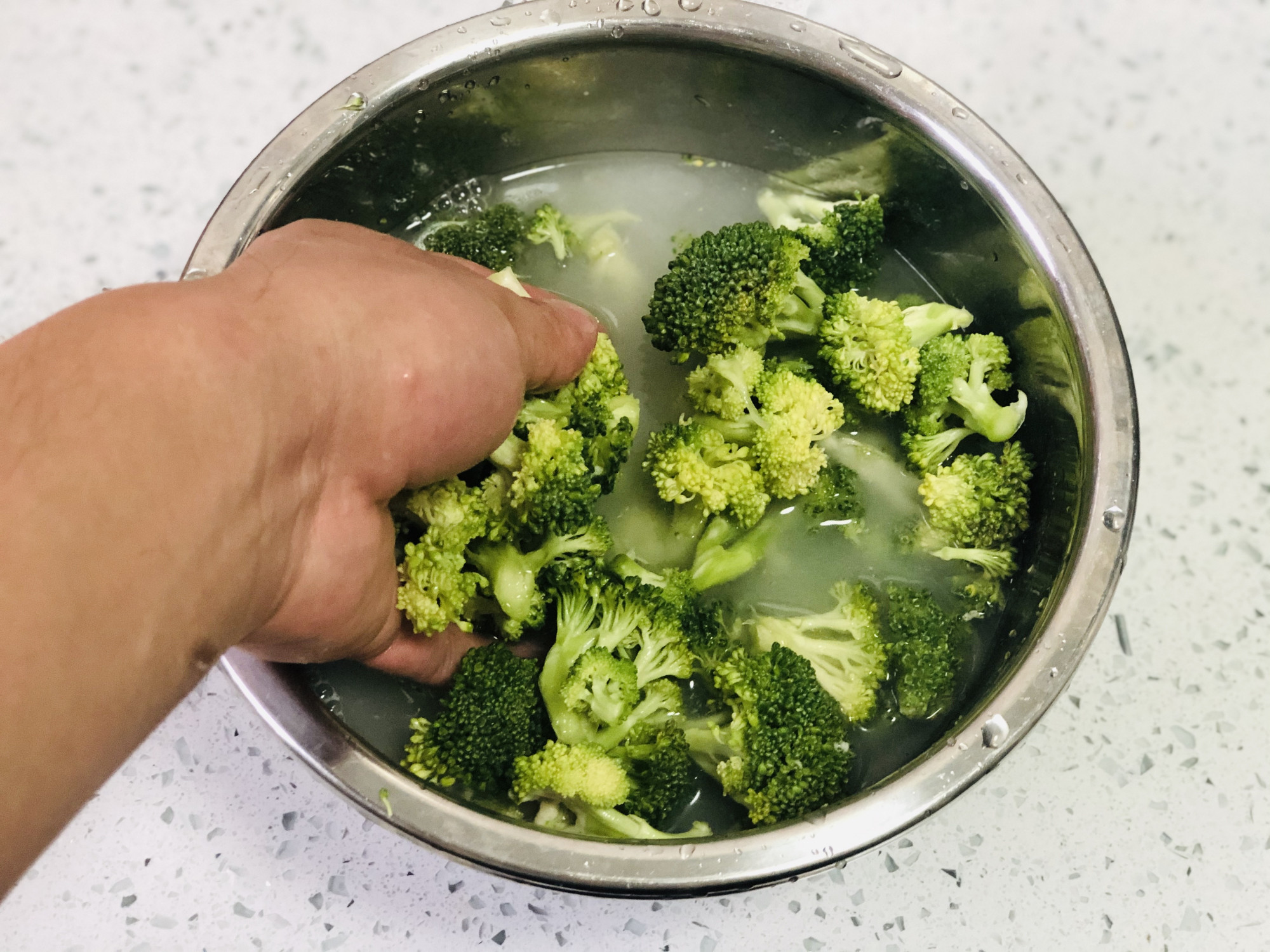 西兰花只用清水冲洗可不行，多加这几个步骤，灰尘虫卵全部跑出来