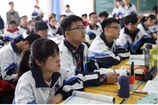 哈尔滨学校“倒闭”，培养出明星张译，被称“明星学校”，引热议