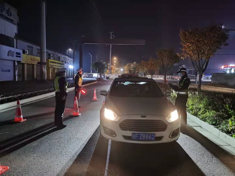 汉中交警一大队掀起秋冬季夜查整治高潮 守稳道路交通“安全线”