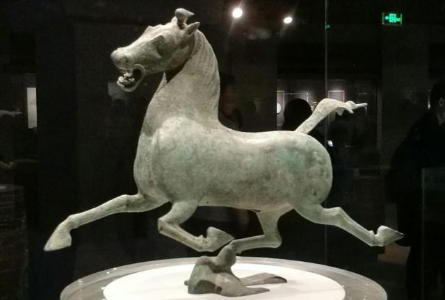 为什么马踏飞燕照片都是侧面，怕你看到正面照后忍不住哈哈大笑