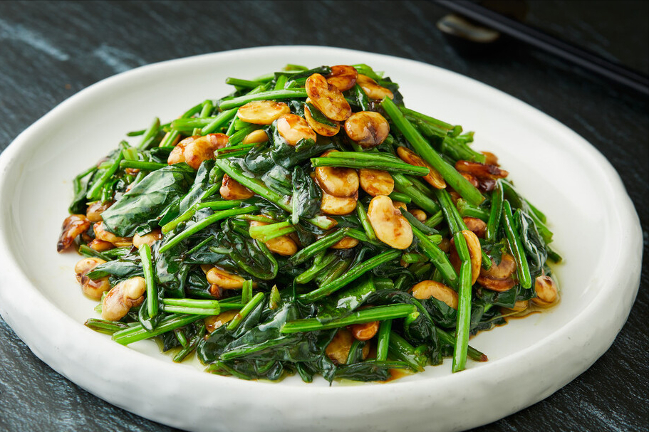 炒菠菜，直接下锅可不行，省了关键1步，难怪不翠绿，还有涩味