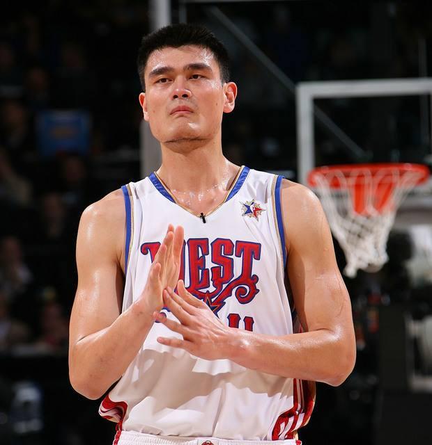 为什么nba身高灵活性差(NBA中最奇怪的5种天赋：姚明脑袋大，马里昂脖子短，詹姆斯小腿粗)