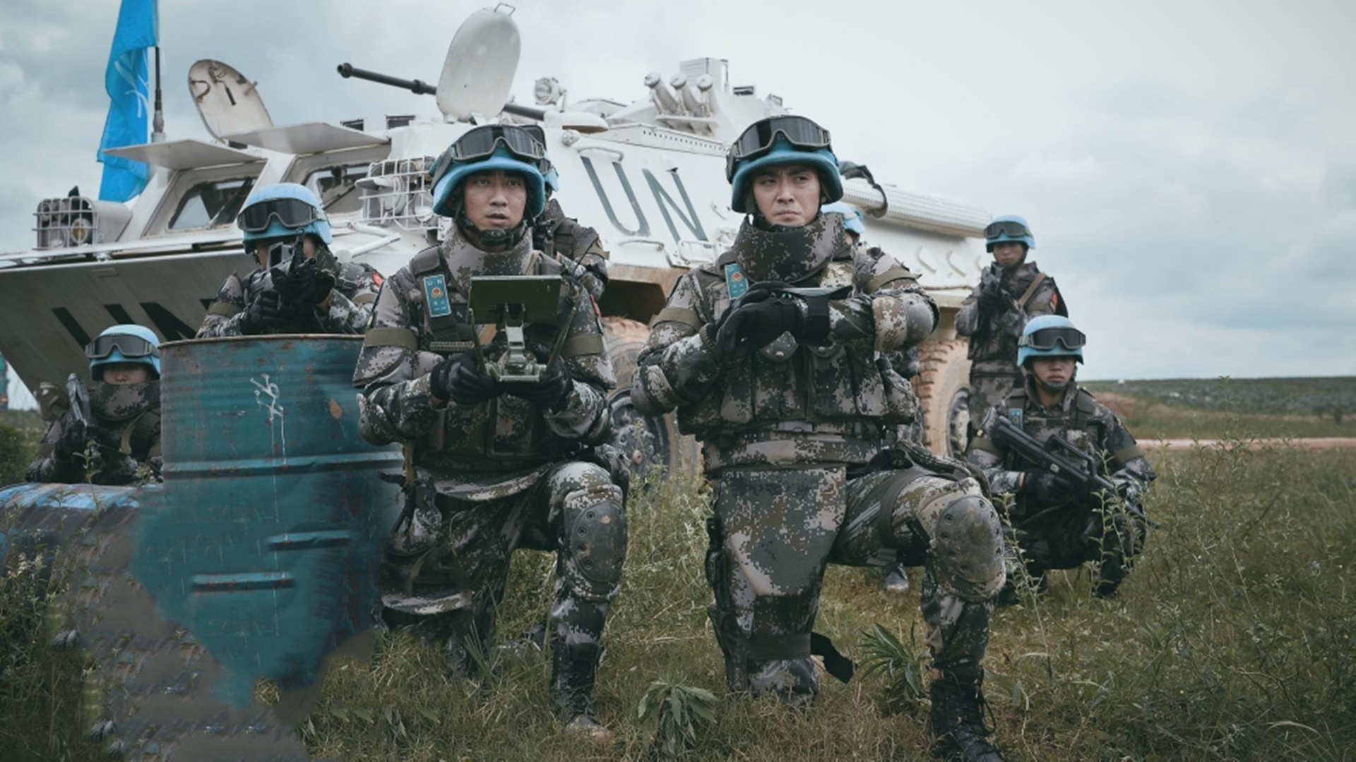 看看那些维和部队的装备和武器,这一点,电影还是非常考究的,毕竟导演