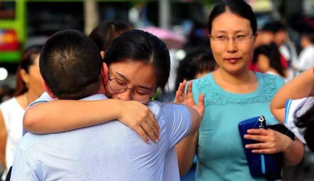 考生高考中途突然暴走，撕毁他人答题卡！这种心态，确实“失衡”