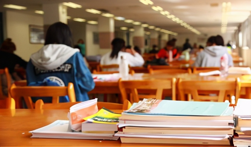 大学生学期个人鉴定（大学时光中）