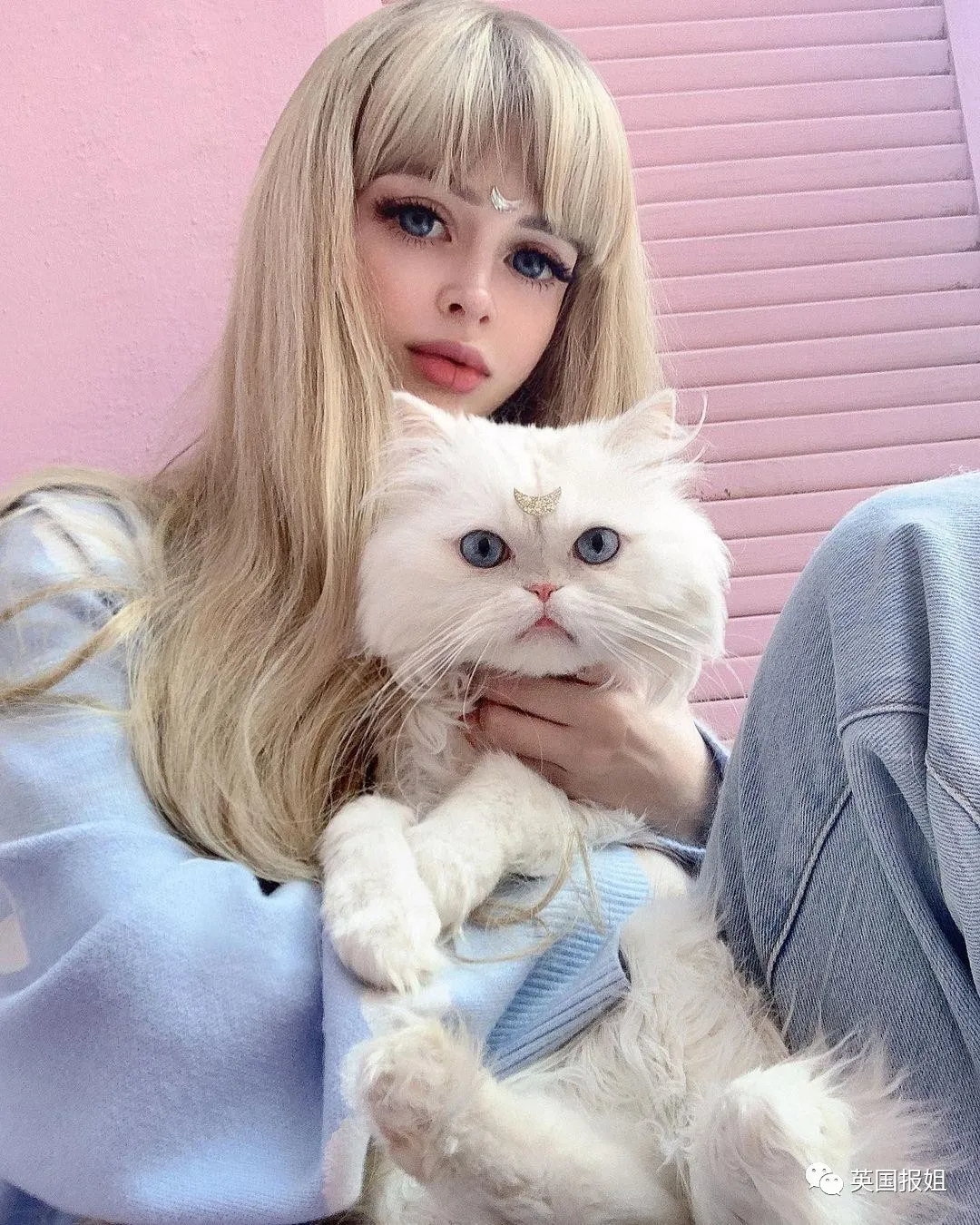 俄国美女从小被“圈养”！父母把她当活娃娃，丰胸细腰拍性感照