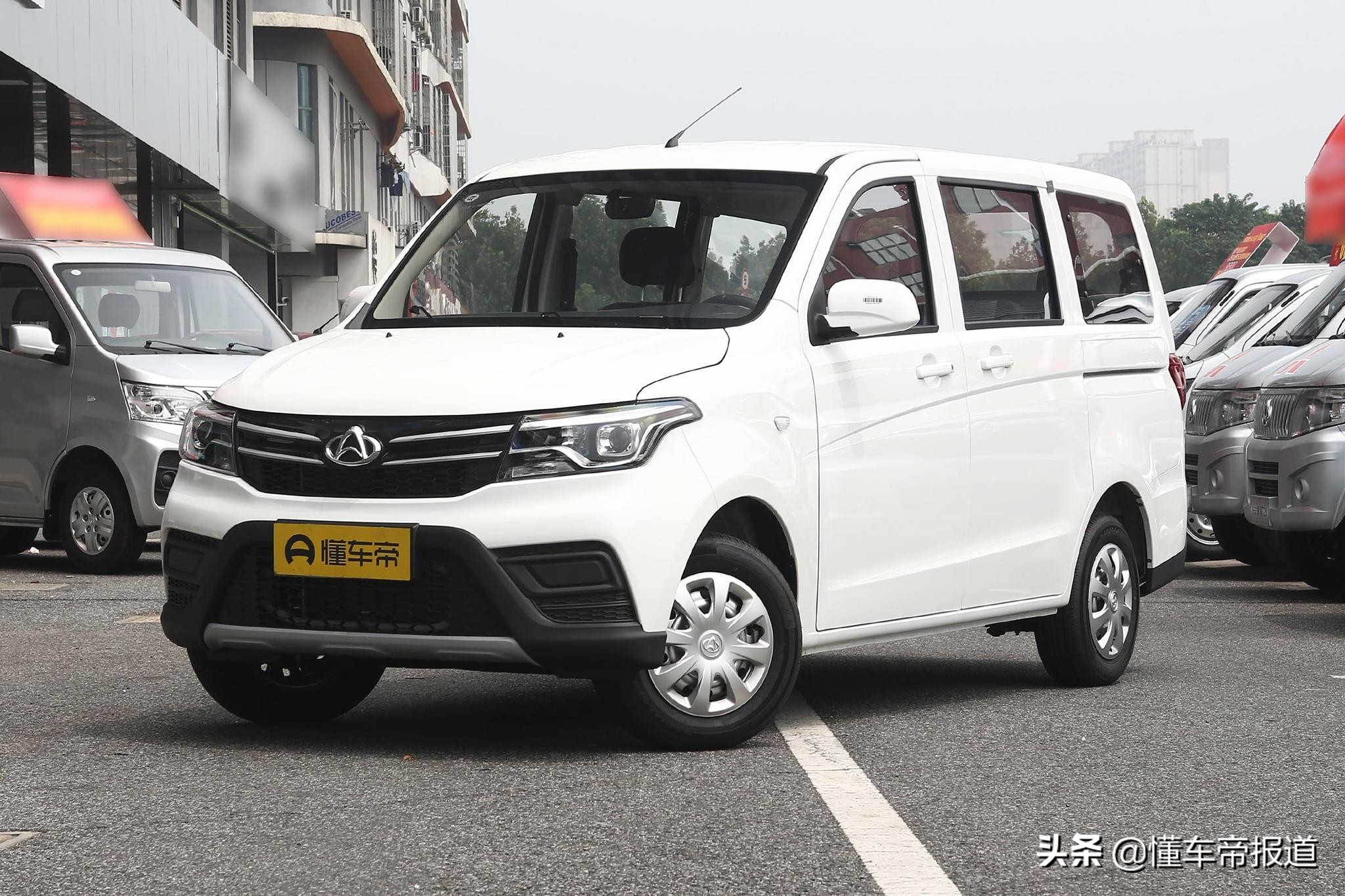 新车 </p><p>　　 神车来了！新款五菱宏光S售5.465万元起，标配遥控钥匙
