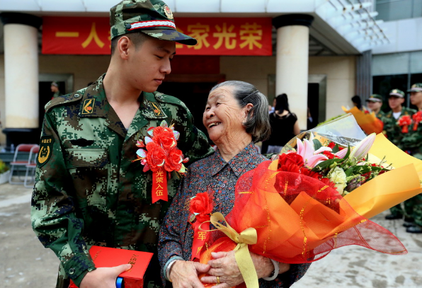 大学生的“好消息”，2022年当兵有机会保送军校，这些条件了解下