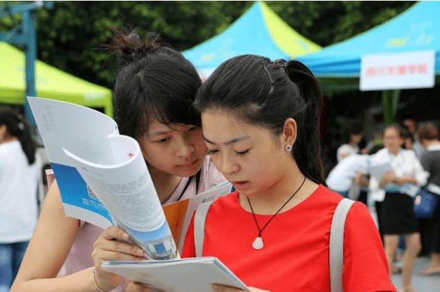 普通家庭供一名大学生，4年要花多少钱？算出来有些“吓人”