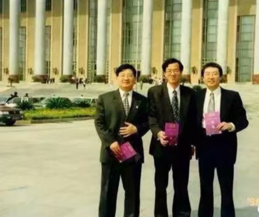 被嘲笑、被抢劫，59岁去直播，