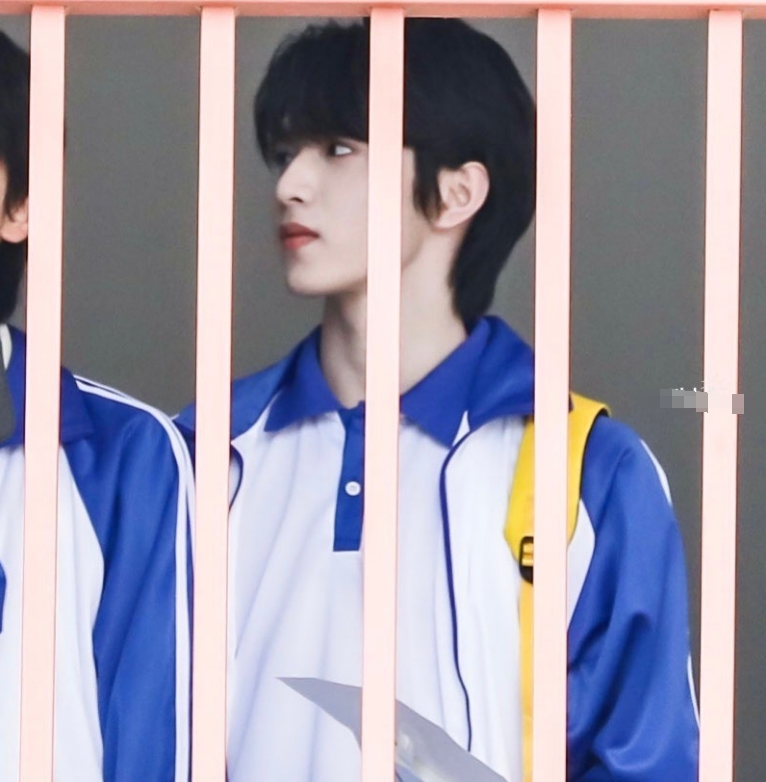 刘耀文上《萌探》，校服一穿成校园剧男主，与小宋同框美颜暴击