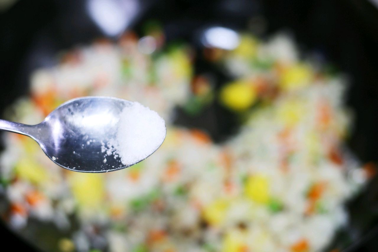 菠萝炒饭怎么做（8步做出酸甜可口的菠萝炒饭富）