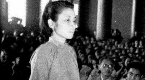 1950年重庆一女特务自首，身份曝光后引起轰动：她竟是个男人