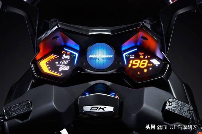 售价11万的光阳AK550大踏板如何吸引眼球，外观动力配置还是价格