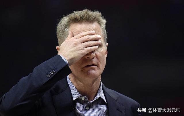 为什么nba球员在脚上打架(NBA巨星到底有多难当？看看这些球星的脚你就知道他们的难处了)