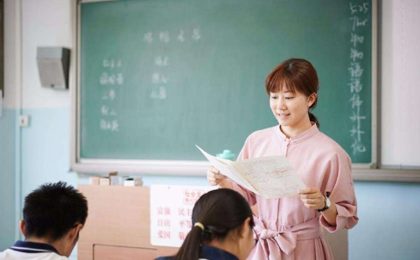 女教师因怀孕坐着上课，遭校长点名批评，如此规定被质疑不近人情