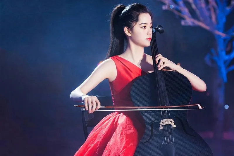 优秀了关晓彤！随便一个发夹8千，欧阳娜娜戴9.9包邮，差距明显