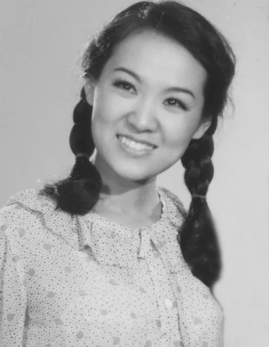 1983年在春晚一夜爆红的郑绪岚,遭封杀后离开中国,后来怎样了?
