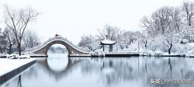 红墙，白雪，琉璃瓦，大雪压青松