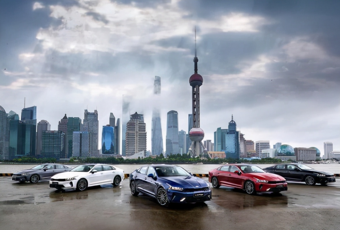 起亚K5为什么翻不了身？明明低一等还敢玩“三大件”内外有别