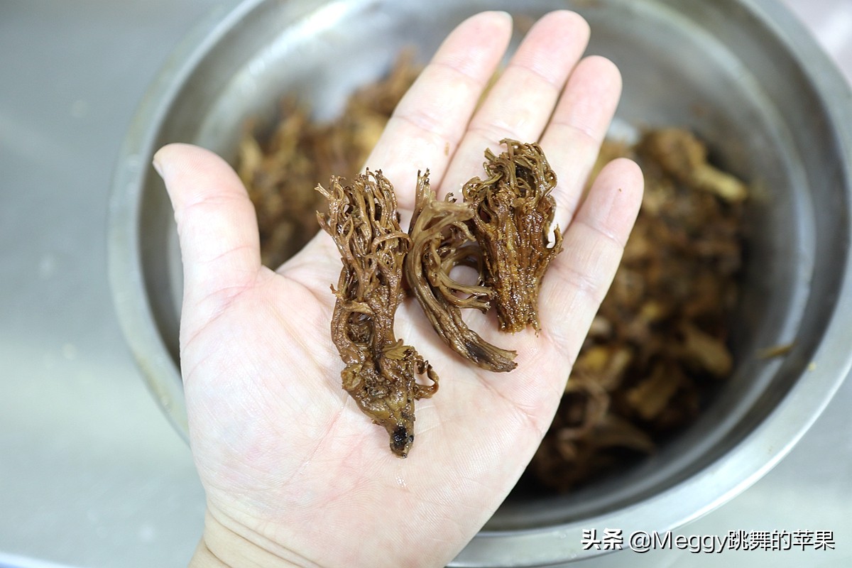 全家老少都爱的酱肉包子，酱香浓郁又暄软，左右手各2个吃撑了