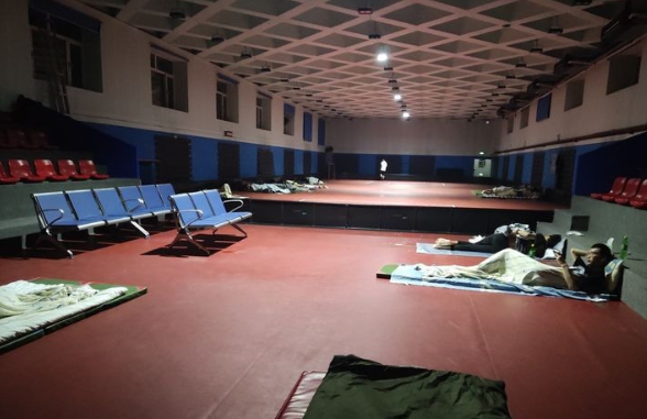 哈工大学生因酷暑难耐，躺在行政楼前打地铺，是他们太矫情吗