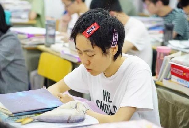 高中和大学哪个更累？过来人用梗图诠释，各个心酸自行体会