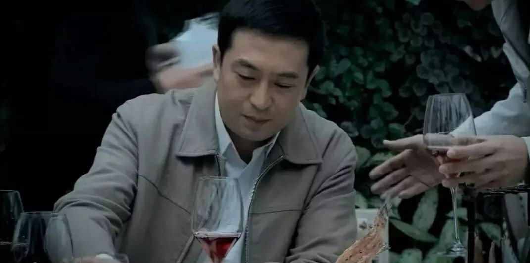 终于在1995年张嘉译被电视剧《道北人》的导演相中,成名背后的付出却