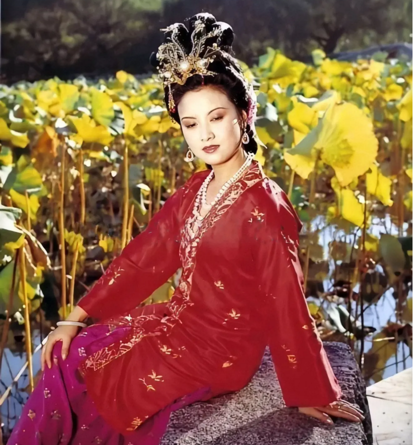 红楼人物谱之王熙凤：生如夏花，用灿烂浓烈的色调告诉世界我来过