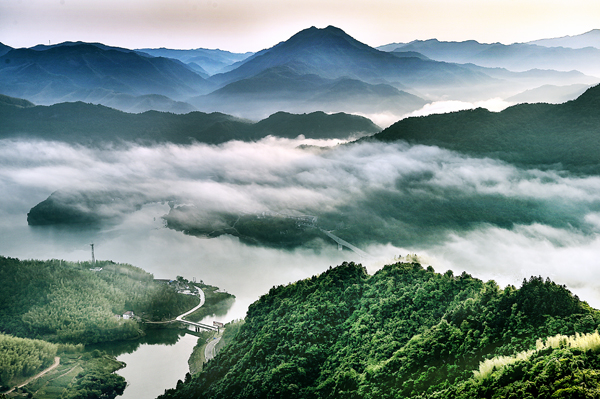 影调透视又称空气透视,大气透视,是一种以色调配置不同展现空间的一种