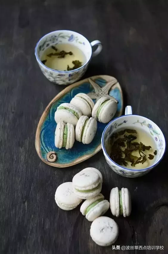 三月，捧茶听花落，食糕享春光~