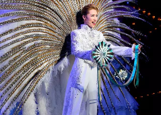 宝冢歌剧团｜top男役的王座之下，是400位少女十余年的青春献祭