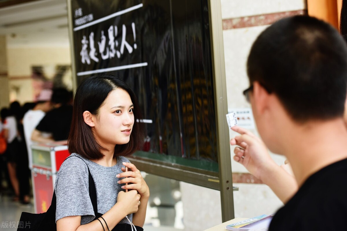 满满的社会姐气质！6位龙职院查寝学生会干部，何以如此嚣张？