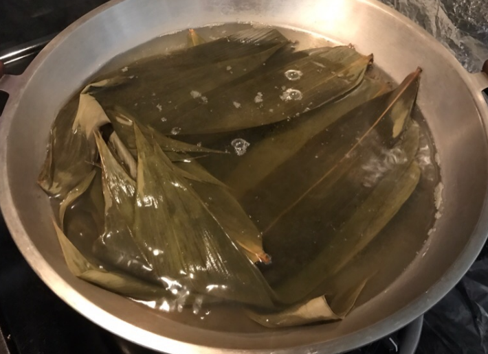 处理干粽叶，切记不要直接入锅煮，多做一步，粽叶柔软韧性足