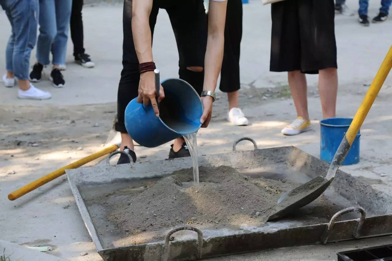 腻子里加胶水，水泥里加洗衣粉，遇到这样做的装修工人，赶紧轰走