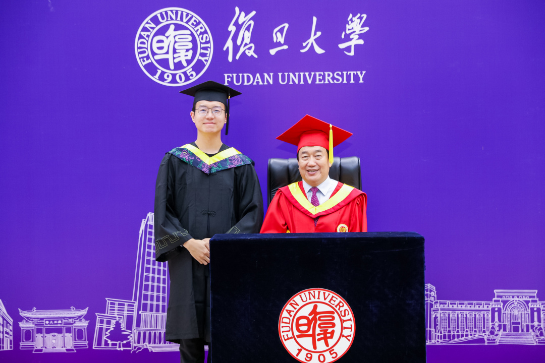 毕业季，复旦大学书记校长喊毕业生合影啦！