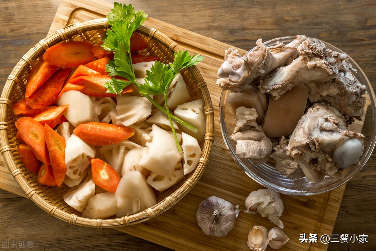 炖骨汤，酒店大厨教你诀窍，牢记三招，汤白肉香，不腥不腻还营养