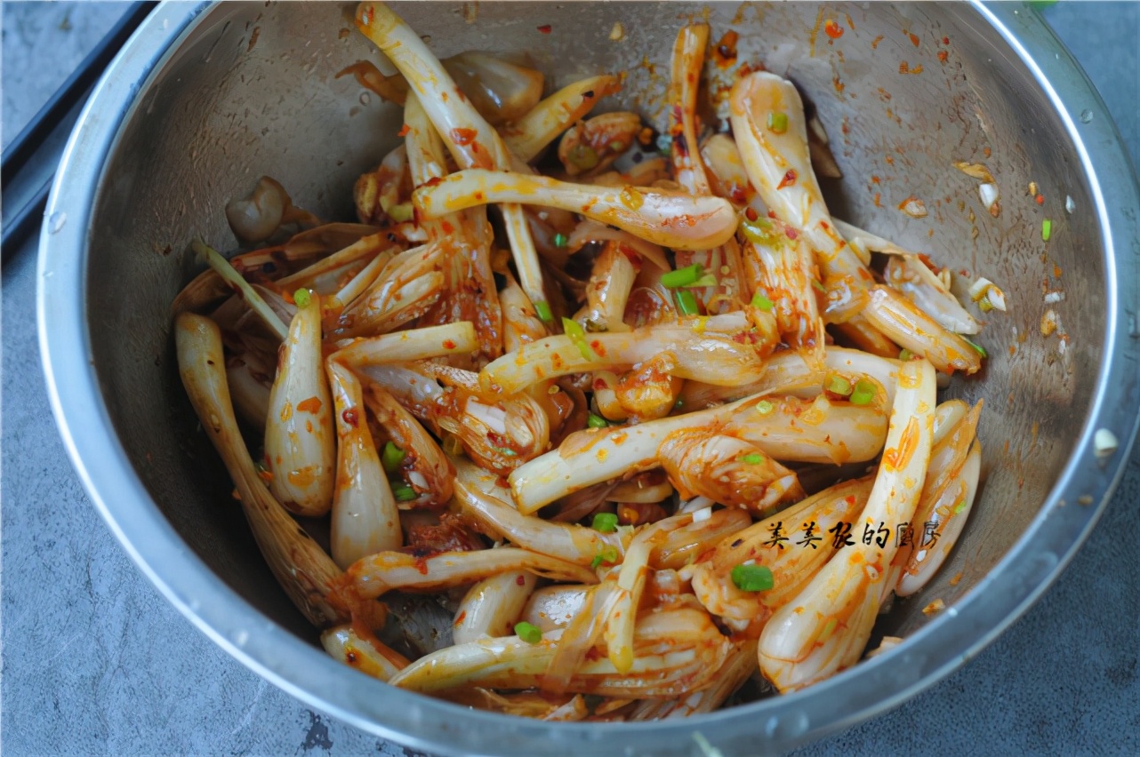 集市上碰到藠头别手软,一次买10斤,拌一拌就能吃,爽脆开胃