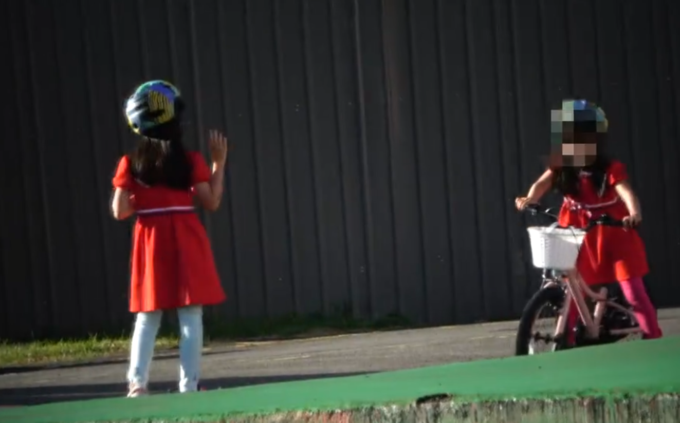 王力宏一家五口罕见同框，公园骑车画面温馨，3岁儿子和爸爸很像