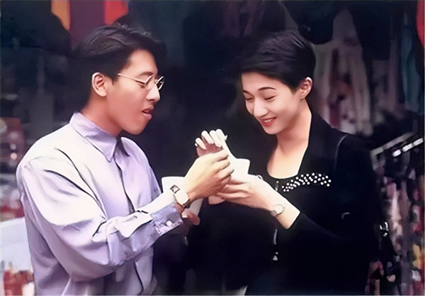 也为顺应"偶像不能恋爱"的娱圈背景,在各种阻力下,吕颂贤与万绮雯最终