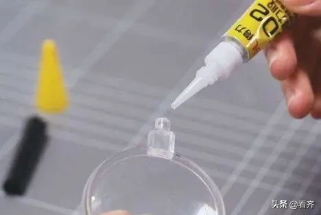 手上粘着502胶水，不用担心，用一个小东西擦一擦，立马干净