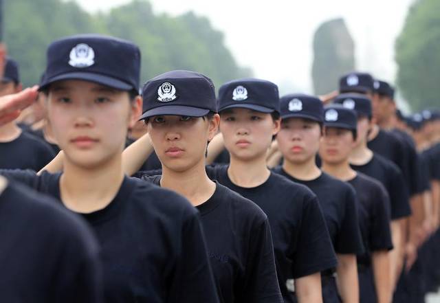 警校共分为三个档次，第一档考上就得到了铁饭碗，专科生也很吃香