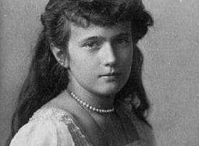 法国贵族少女，被母亲哥哥囚禁25年，获救时睡在自己的排泄物中